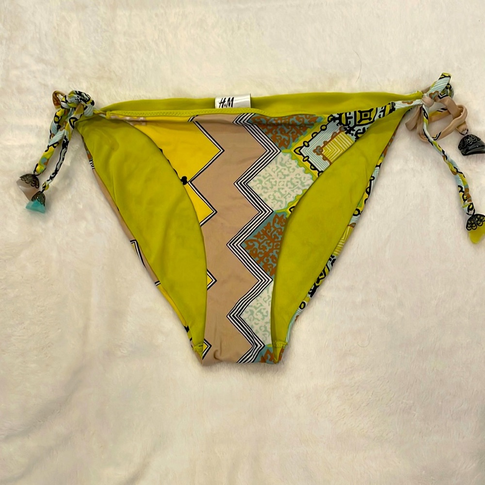 HM string bikini bottoms, multicolor, size 8.